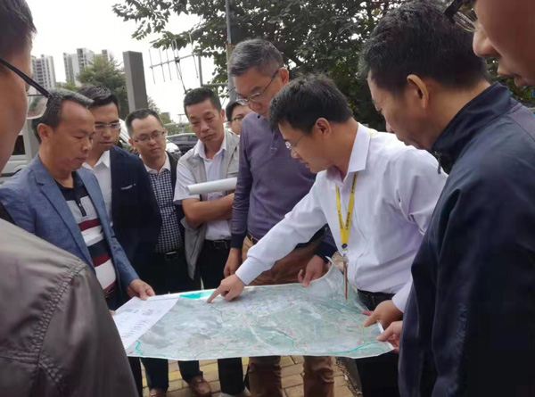 大良街道、順控環(huán)保水務等領(lǐng)導到金陡涌黑臭水體治理現(xiàn)場視察工作